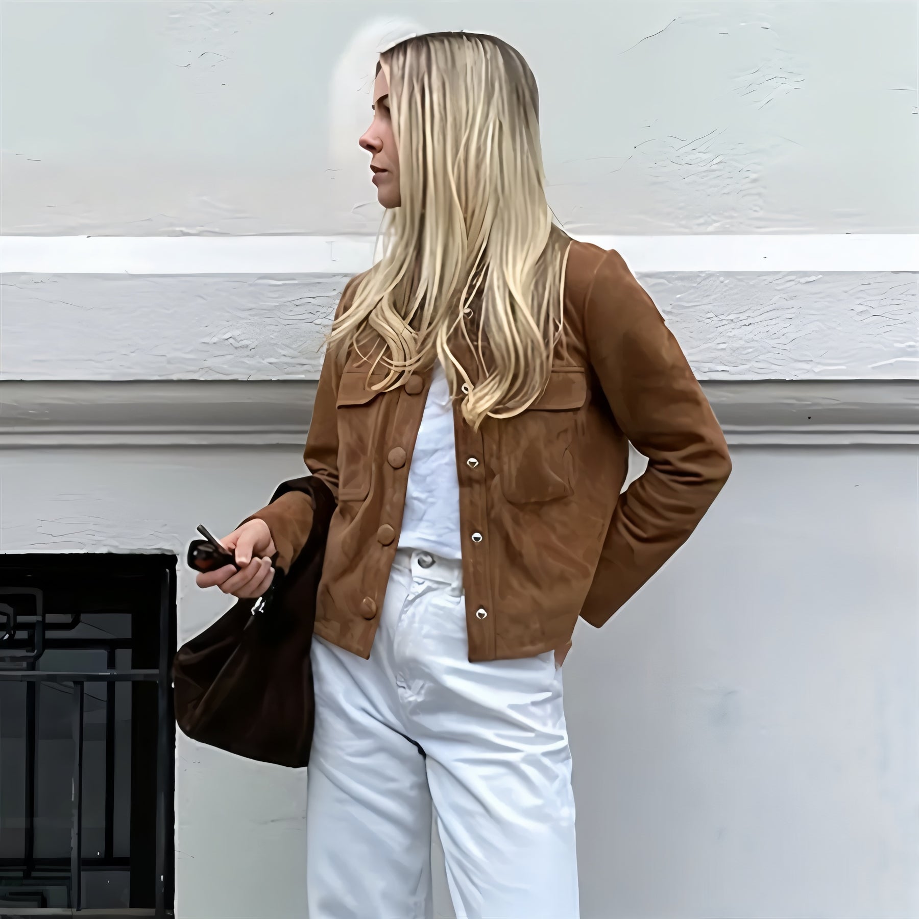 jaqueta feminina de camurça, jaqueta feminina marrom, jaqueta feminina casual chic, jaqueta feminina elegante, jaqueta feminina para outono inverno, jaqueta feminina com zíper, jaqueta feminina moderna, jaqueta feminina sofisticada, jaqueta feminina com bolsos, jaqueta feminina versátil