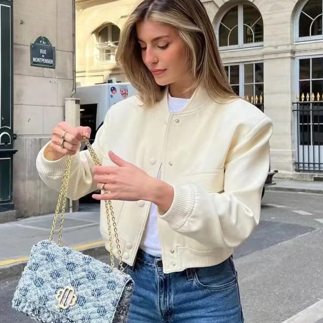 jaqueta bomber tweed, jaqueta feminina tweed, jaqueta feminina casual chic, jaqueta bomber feminina elegante, jaqueta feminina curta, jaqueta feminina com zíper, jaqueta feminina outono inverno, jaqueta feminina moderna, jaqueta feminina sofisticada, jaqueta feminina com bolsos