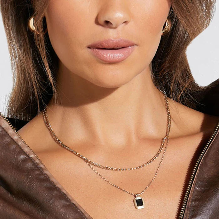 Colar Duplo com Pingente Quadrado