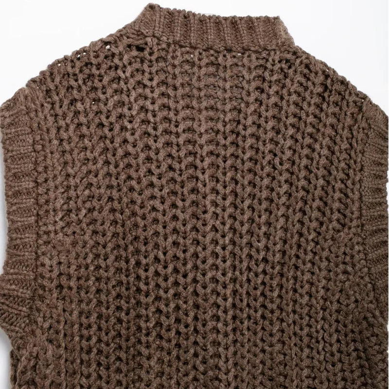 colete de tricô bustier, colete feminino estilo bustier, colete feminino slim fit, colete feminino elegante, colete feminino curto, colete feminino com abotoamento frontal, colete feminino confortável, colete feminino sofisticado, colete feminino moderno, colete feminino para outono inverno