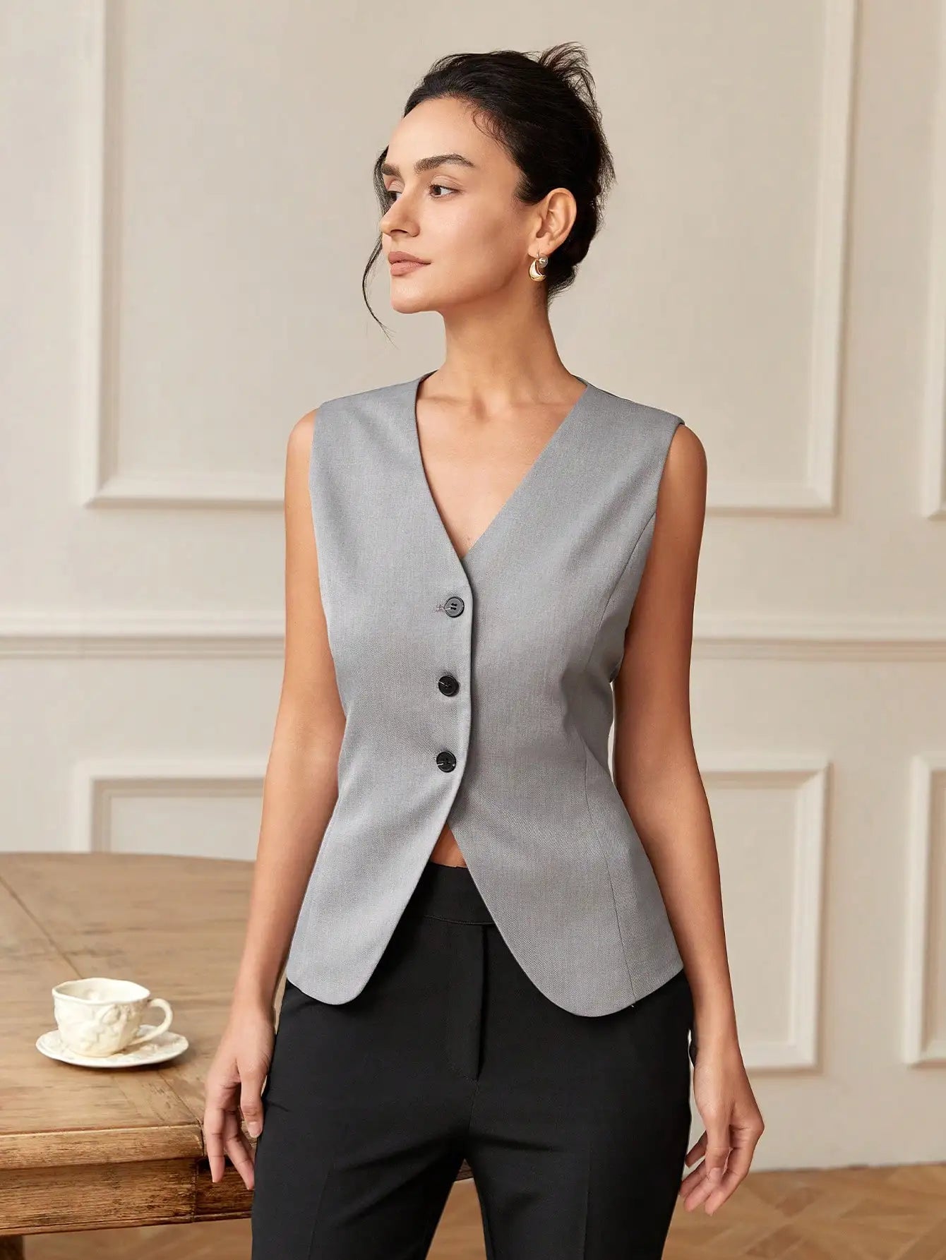 colete feminino de linho, colete feminino elegante, colete feminino sofisticado, colete feminino casual chic, colete feminino para escritório, colete feminino moderno, colete feminino com abotoamento frontal, colete feminino para dias quentes, colete feminino versátil