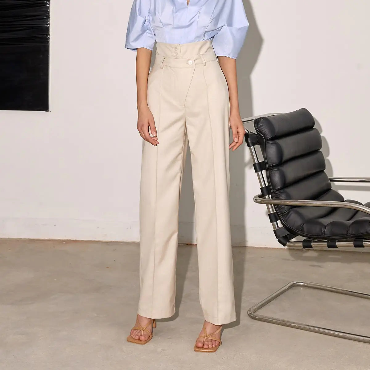 calça de perna larga feminina, calça feminina cintura alta, calça feminina moderna, calça feminina sofisticada, calça feminina para outono inverno, calça feminina streetwear, calça feminina elegante, calça de poliéster feminina, calça feminina casual chic, calça feminina com caimento perfeito