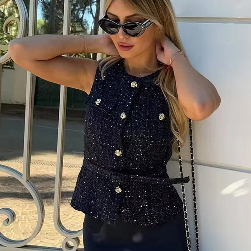 colete feminino de linho, colete feminino elegante, colete feminino sofisticado, colete feminino casual chic, colete feminino para escritório, colete feminino moderno, colete feminino com abotoamento frontal, colete feminino para dias quentes, colete feminino versátil