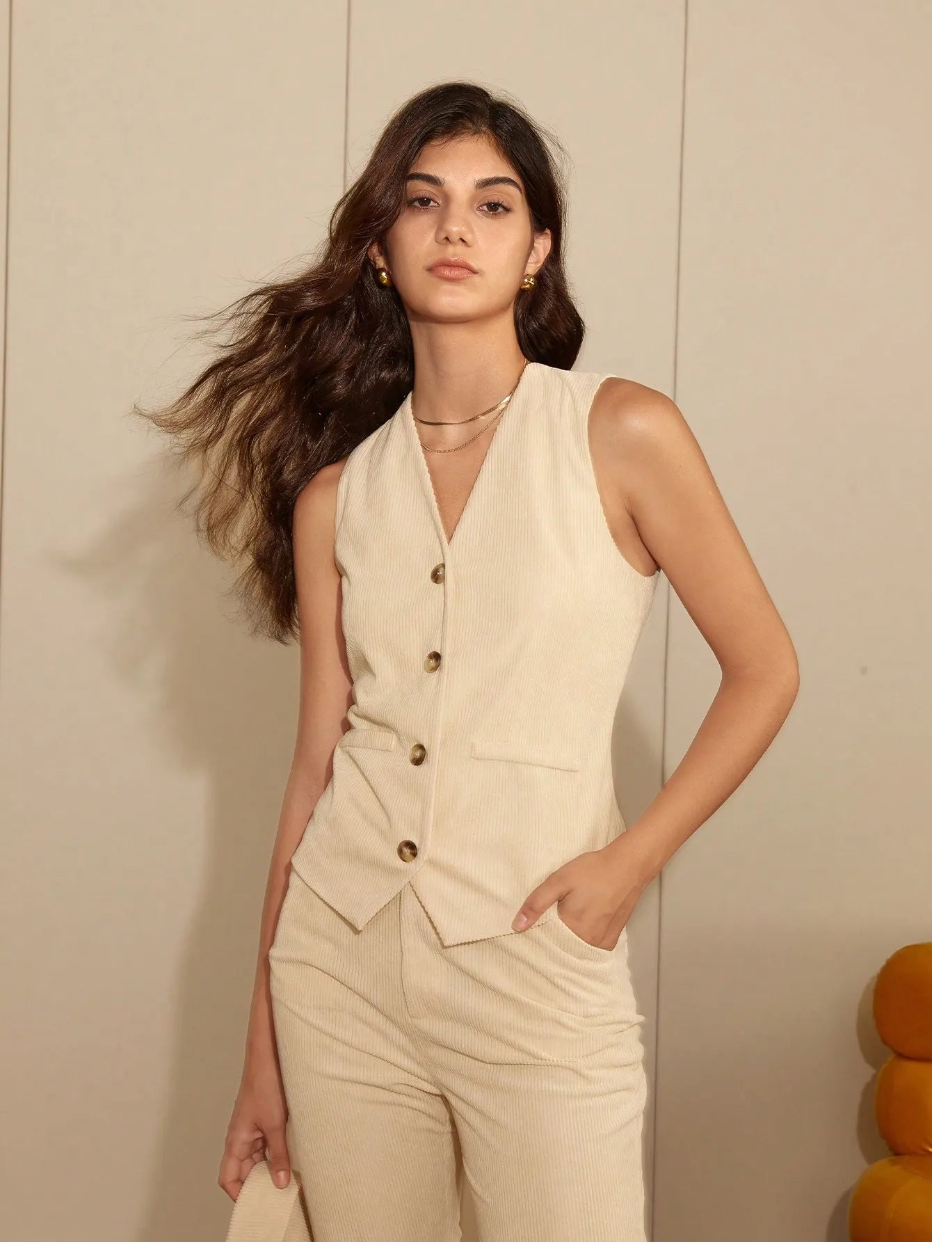 colete feminino de linho, colete feminino elegante, colete feminino sofisticado, colete feminino casual chic, colete feminino para escritório, colete feminino com bolsos, colete feminino moderno, colete feminino com abotoamento frontal, colete feminino para dias frios, colete feminino versátil