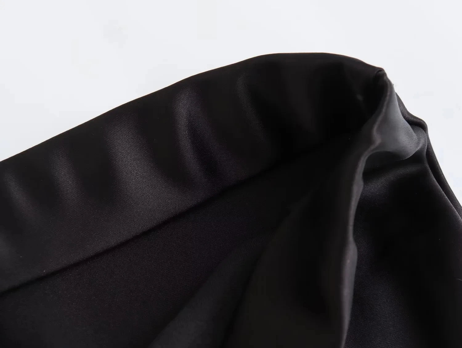 saia longa de cetim, saia vintage feminina, saia longa elegante, saia feminina acetinada, saia longa sofisticada, saia feminina para festas, saia longa casual chic, saia feminina com corte em A, saia de cetim midi, saia feminina refinada