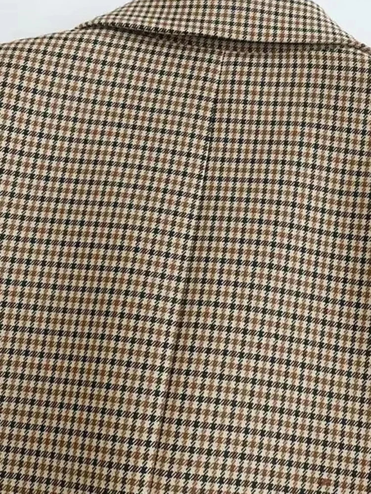 blazer feminino xadrez, blazer xadrez vintage, blazer feminino elegante, blazer feminino com lapela, blazer feminino casual chic, blazer feminino de inverno, blazer com botões duplos, blazer feminino sofisticado, blazer feminino de poliéster, blazer feminino para escritório
