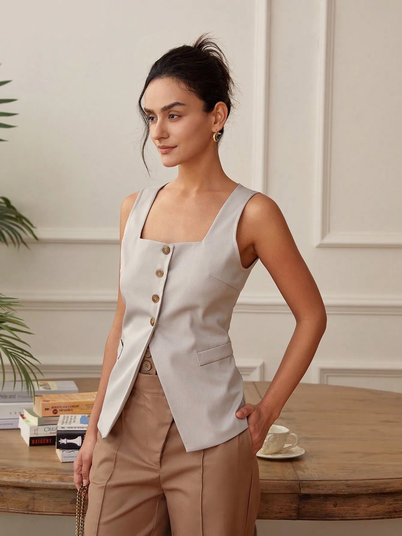 colete feminino de linho, colete feminino elegante, colete feminino sofisticado, colete feminino casual chic, colete feminino para escritório, colete feminino com bolsos, colete feminino moderno, colete feminino com abotoamento frontal, colete feminino para dias quentes, colete feminino versátil