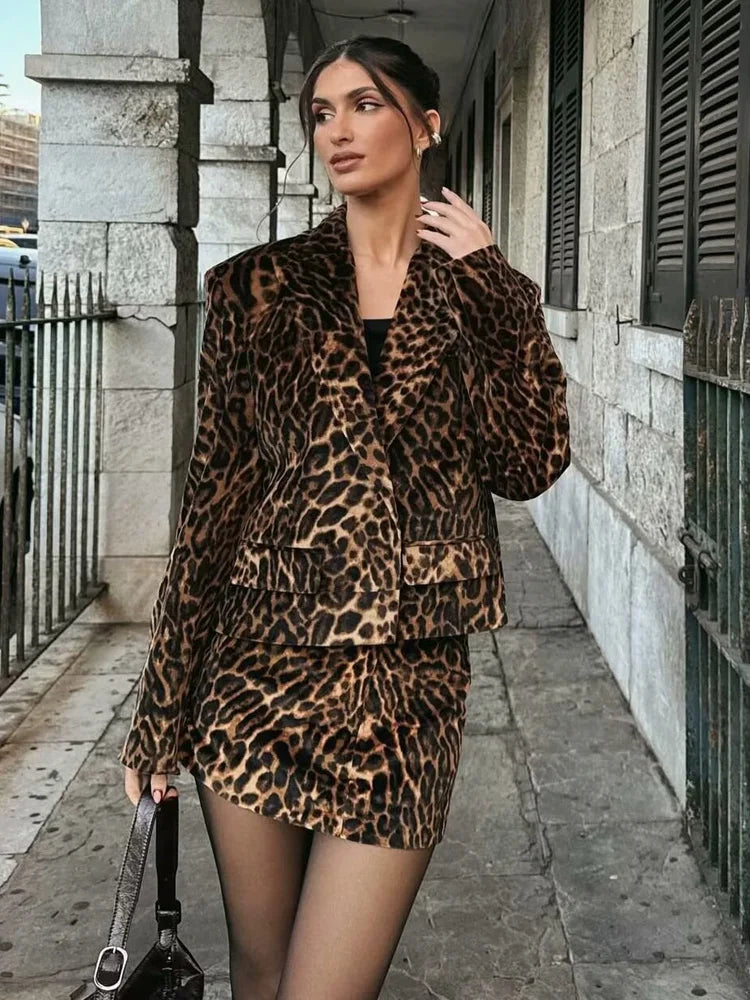 conjunto feminino veludo, conjunto blazer e saia, conjunto feminino elegante, conjunto com estampa animal print, conjunto feminino sofisticado, conjunto de veludo versazzi, blazer feminino de veludo, saia feminina de veludo, conjunto feminino fashion, look feminino ousado e moderno