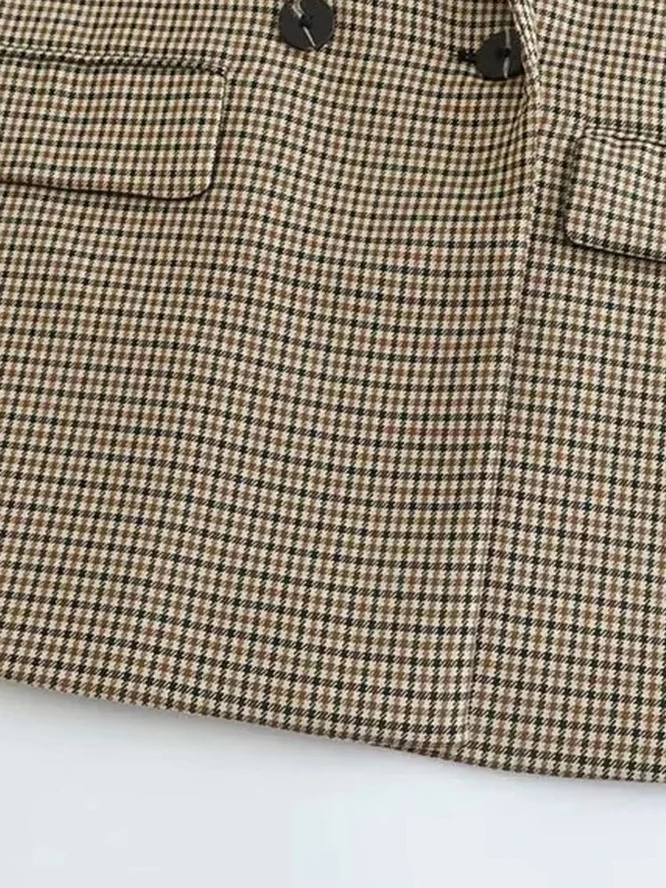 blazer feminino xadrez, blazer xadrez vintage, blazer feminino elegante, blazer feminino com lapela, blazer feminino casual chic, blazer feminino de inverno, blazer com botões duplos, blazer feminino sofisticado, blazer feminino de poliéster, blazer feminino para escritório