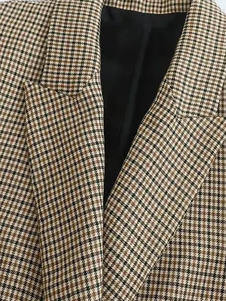 blazer feminino xadrez, blazer xadrez vintage, blazer feminino elegante, blazer feminino com lapela, blazer feminino casual chic, blazer feminino de inverno, blazer com botões duplos, blazer feminino sofisticado, blazer feminino de poliéster, blazer feminino para escritório