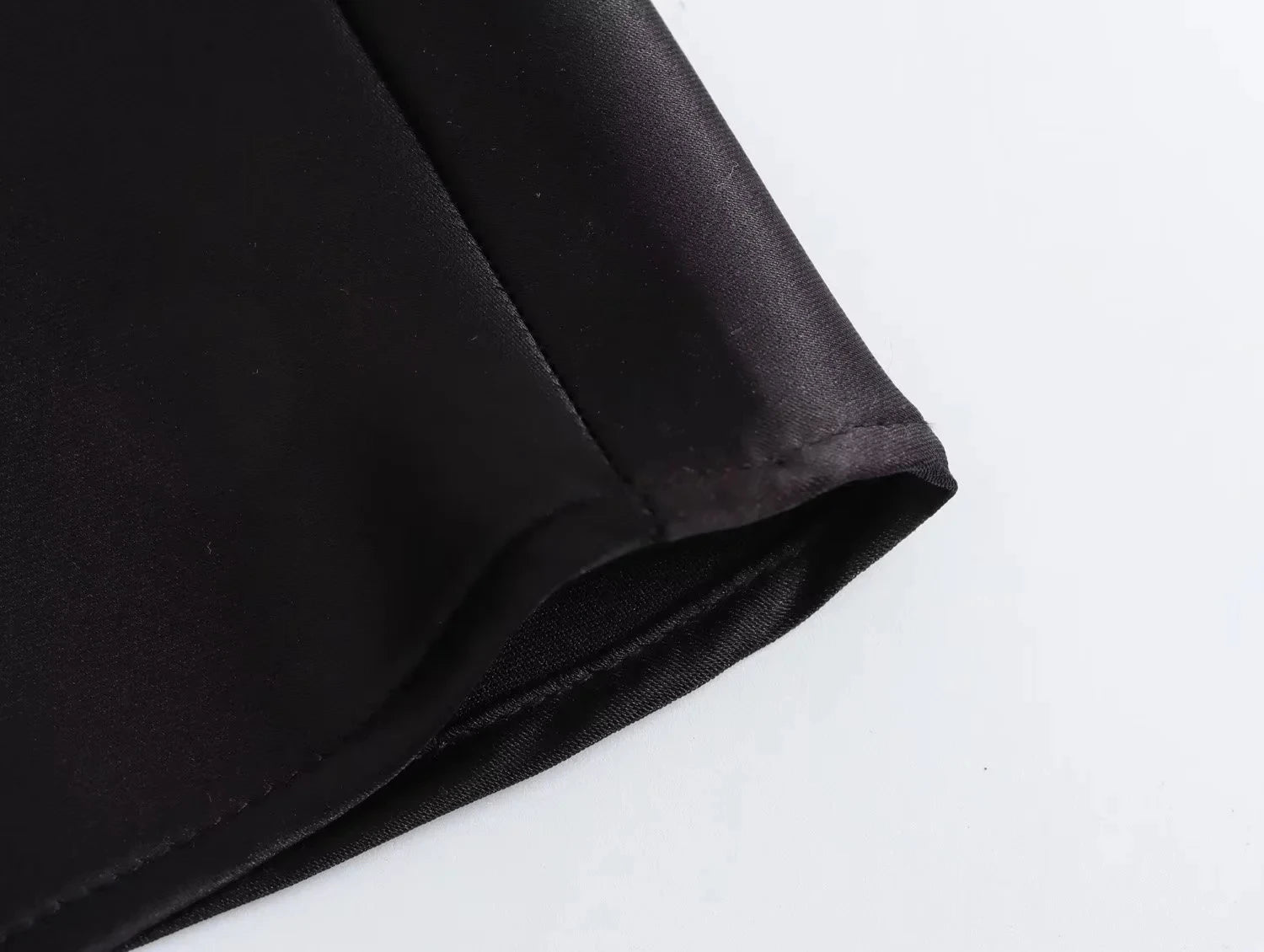 saia longa de cetim, saia vintage feminina, saia longa elegante, saia feminina acetinada, saia longa sofisticada, saia feminina para festas, saia longa casual chic, saia feminina com corte em A, saia de cetim midi, saia feminina refinada