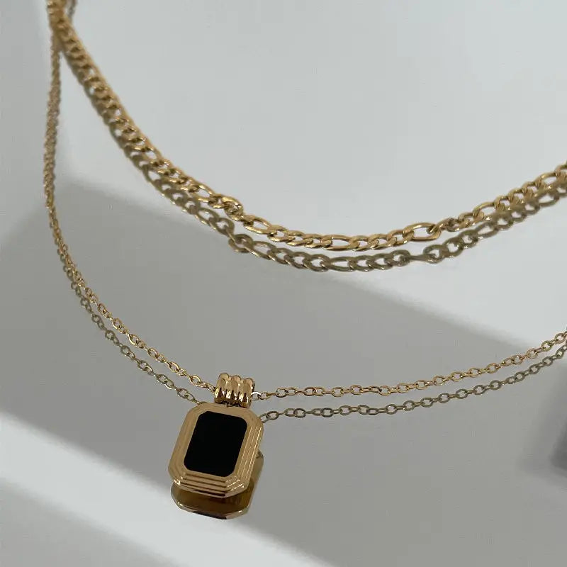Colar Duplo com Pingente Quadrado