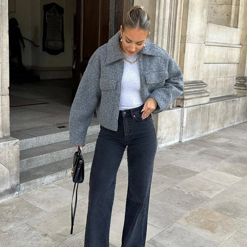 jaqueta bomber tweed, jaqueta feminina tweed, jaqueta feminina casual chic, jaqueta bomber feminina elegante, jaqueta feminina curta, jaqueta feminina com zíper, jaqueta feminina outono inverno, jaqueta feminina moderna, jaqueta feminina sofisticada, jaqueta feminina com bolsos