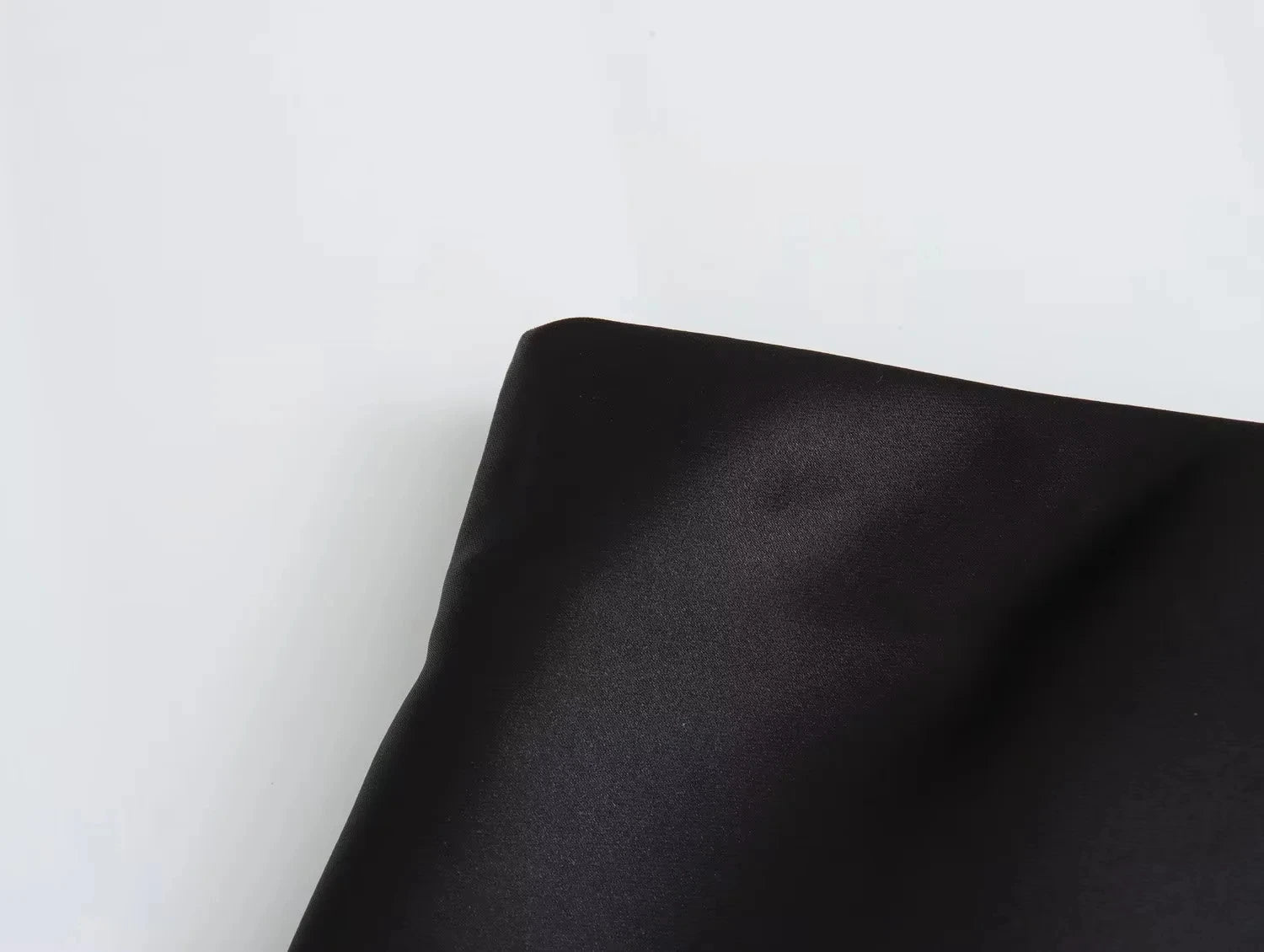 saia longa de cetim, saia vintage feminina, saia longa elegante, saia feminina acetinada, saia longa sofisticada, saia feminina para festas, saia longa casual chic, saia feminina com corte em A, saia de cetim midi, saia feminina refinada