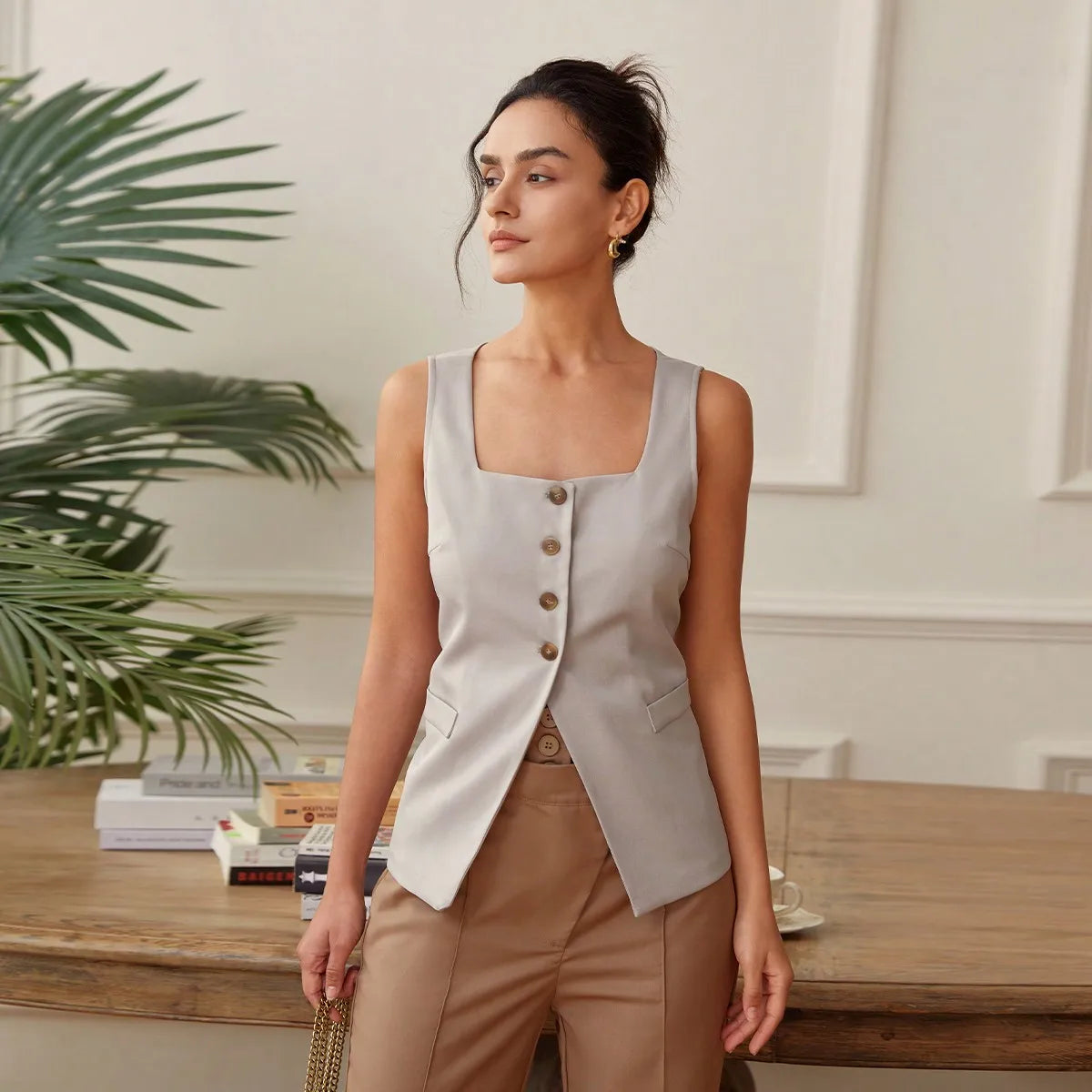 colete feminino de linho, colete feminino elegante, colete feminino sofisticado, colete feminino casual chic, colete feminino para escritório, colete feminino com bolsos, colete feminino moderno, colete feminino com abotoamento frontal, colete feminino para dias quentes, colete feminino versátil