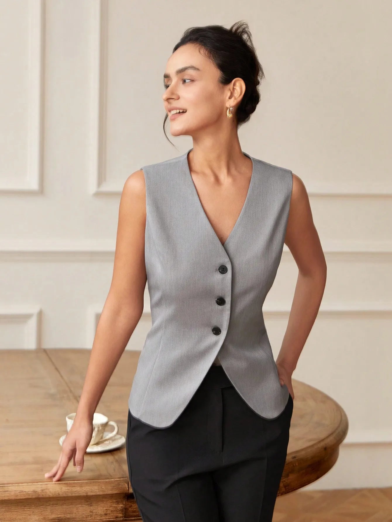 colete feminino de linho, colete feminino elegante, colete feminino sofisticado, colete feminino casual chic, colete feminino para escritório, colete feminino moderno, colete feminino com abotoamento frontal, colete feminino para dias quentes, colete feminino versátil