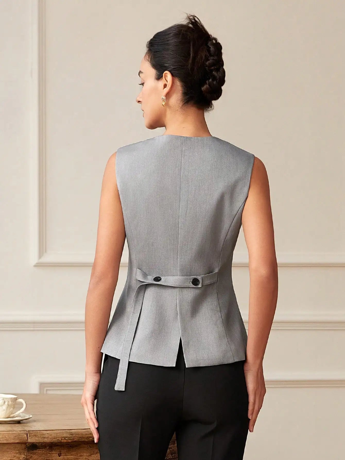 colete feminino de linho, colete feminino elegante, colete feminino sofisticado, colete feminino casual chic, colete feminino para escritório, colete feminino moderno, colete feminino com abotoamento frontal, colete feminino para dias quentes, colete feminino versátil