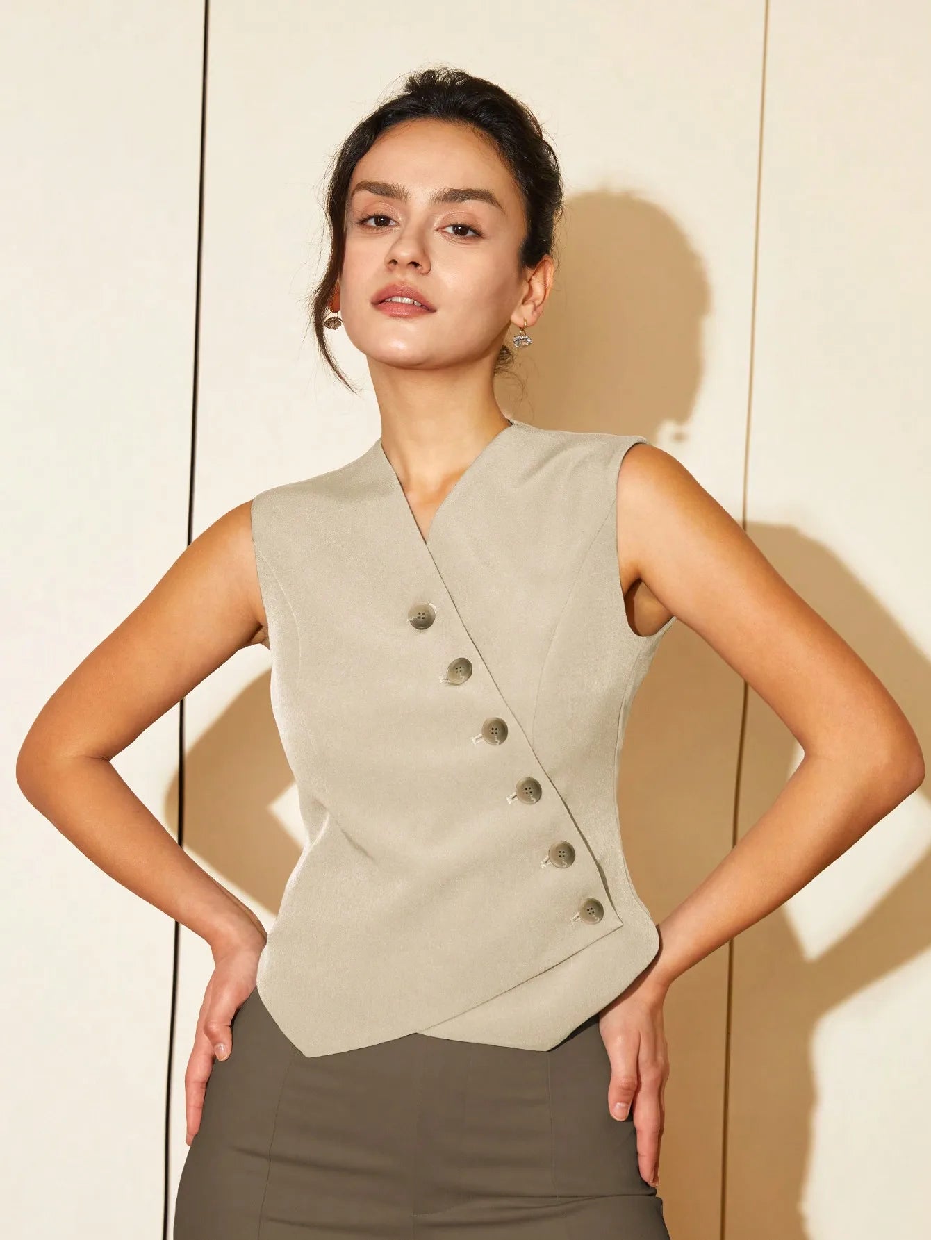 colete feminino de linho, colete feminino elegante, colete feminino sofisticado, colete feminino casual chic, colete feminino para escritório, colete feminino moderno, colete feminino com abotoamento frontal, colete feminino para dias quentes, colete feminino versátil