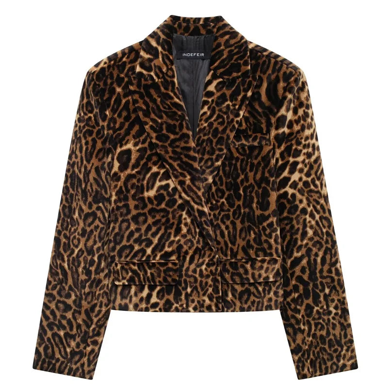 conjunto feminino veludo, conjunto blazer e saia, conjunto feminino elegante, conjunto com estampa animal print, conjunto feminino sofisticado, conjunto de veludo versazzi, blazer feminino de veludo, saia feminina de veludo, conjunto feminino fashion, look feminino ousado e moderno