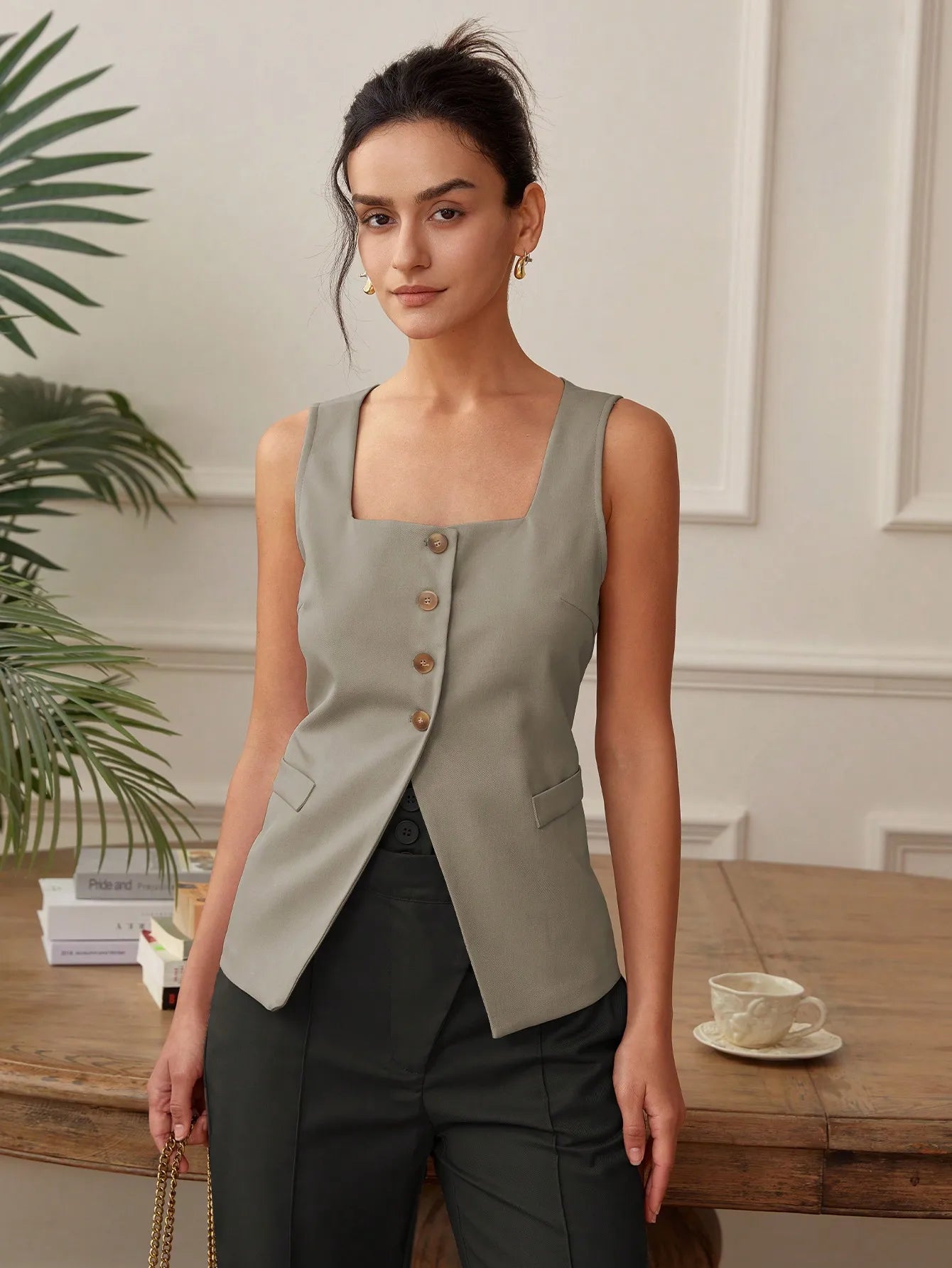 colete feminino de linho, colete feminino elegante, colete feminino sofisticado, colete feminino casual chic, colete feminino para escritório, colete feminino com bolsos, colete feminino moderno, colete feminino com abotoamento frontal, colete feminino para dias quentes, colete feminino versátil