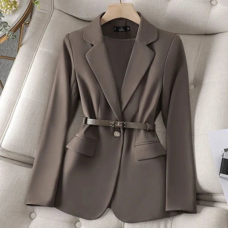 blazer feminino,
blazer feminino alfaiataria,
blazer feminino versátil,
blazer feminino slim,
blazer feminino casual,
blazer feminino para trabalho,
blazer feminino moderno,
blazer feminino ajustado,
blazer feminino com botão,
blazer feminino atemporal.