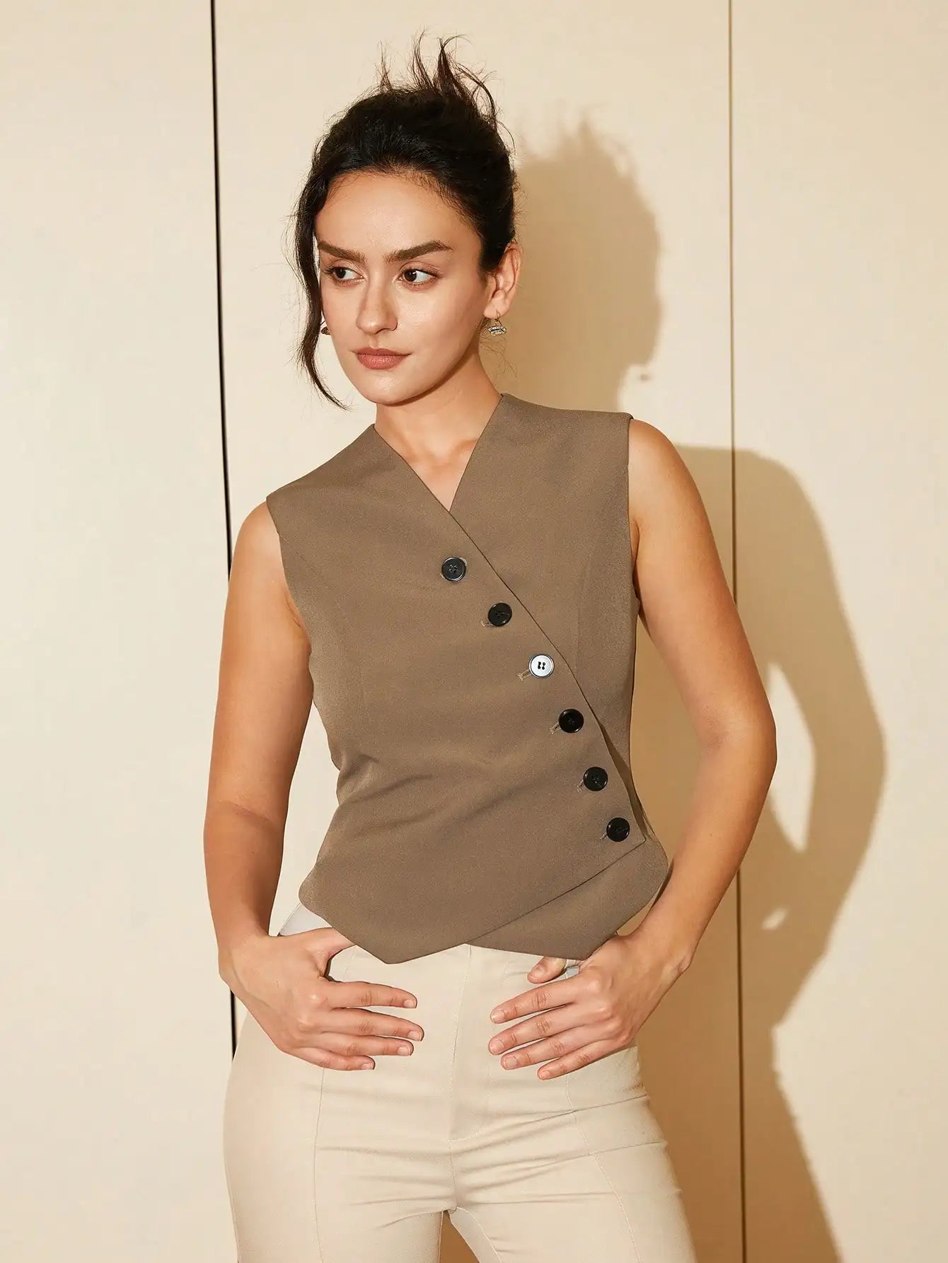 colete feminino de linho, colete feminino elegante, colete feminino sofisticado, colete feminino casual chic, colete feminino para escritório, colete feminino moderno, colete feminino com abotoamento frontal, colete feminino para dias quentes, colete feminino versátil