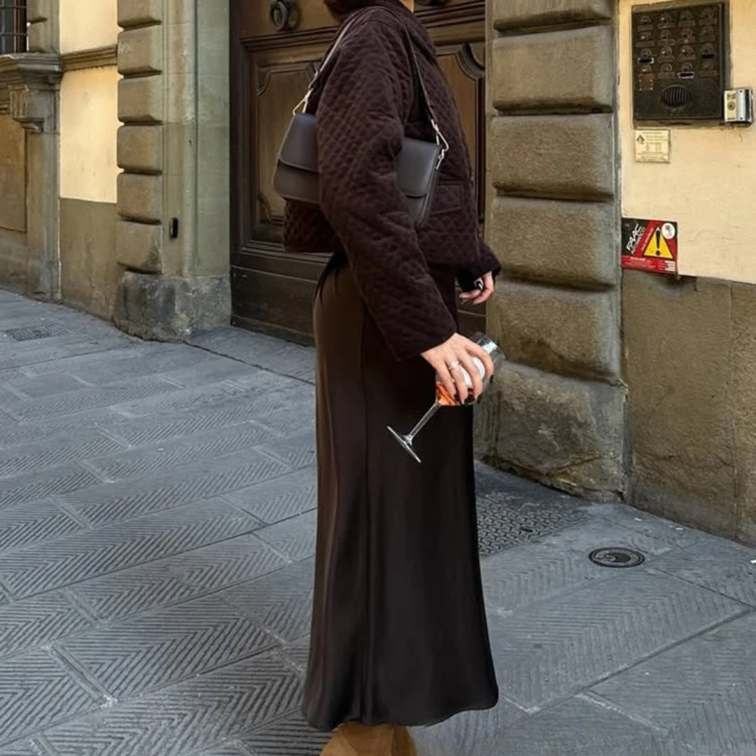 saia longa de cetim, saia vintage feminina, saia longa elegante, saia feminina acetinada, saia longa sofisticada, saia feminina para festas, saia longa casual chic, saia feminina com corte em A, saia de cetim midi, saia feminina refinada