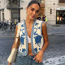 colete com bordado floral, colete feminino bordado, colete feminino casual chic, colete floral feminino, colete feminino para outono inverno, colete curto feminino, colete feminino elegante, colete feminino moderno, colete feminino sofisticado, colete feminino com decote V