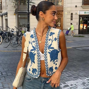 colete com bordado floral, colete feminino bordado, colete feminino casual chic, colete floral feminino, colete feminino para outono inverno, colete curto feminino, colete feminino elegante, colete feminino moderno, colete feminino sofisticado, colete feminino com decote V