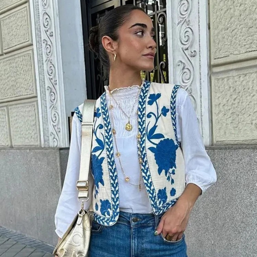 colete com bordado floral, colete feminino bordado, colete feminino casual chic, colete floral feminino, colete feminino para outono inverno, colete curto feminino, colete feminino elegante, colete feminino moderno, colete feminino sofisticado, colete feminino com decote V