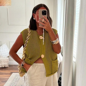 colete de tricô bustier, colete feminino estilo bustier, colete feminino slim fit, colete feminino elegante, colete feminino curto, colete feminino com abotoamento frontal, colete feminino confortável, colete feminino sofisticado, colete feminino moderno, colete feminino para outono inverno