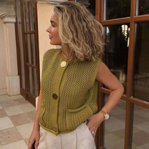 colete de tricô bustier, colete feminino estilo bustier, colete feminino slim fit, colete feminino elegante, colete feminino curto, colete feminino com abotoamento frontal, colete feminino confortável, colete feminino sofisticado, colete feminino moderno, colete feminino para outono inverno