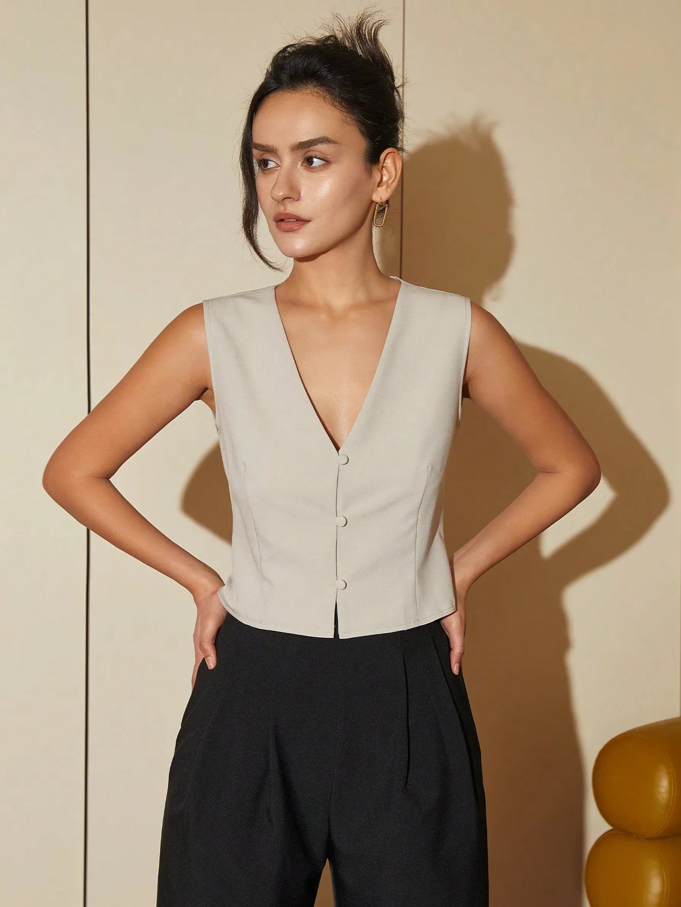 colete feminino de linho, colete feminino elegante, colete feminino sofisticado, colete feminino casual chic, colete feminino para escritório, colete feminino moderno, colete feminino com abotoamento frontal, colete feminino para dias quentes, colete feminino versátil