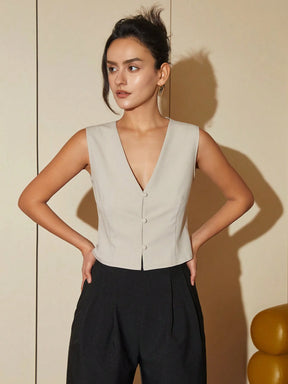 colete feminino de linho, colete feminino elegante, colete feminino sofisticado, colete feminino casual chic, colete feminino para escritório, colete feminino moderno, colete feminino com abotoamento frontal, colete feminino para dias quentes, colete feminino versátil