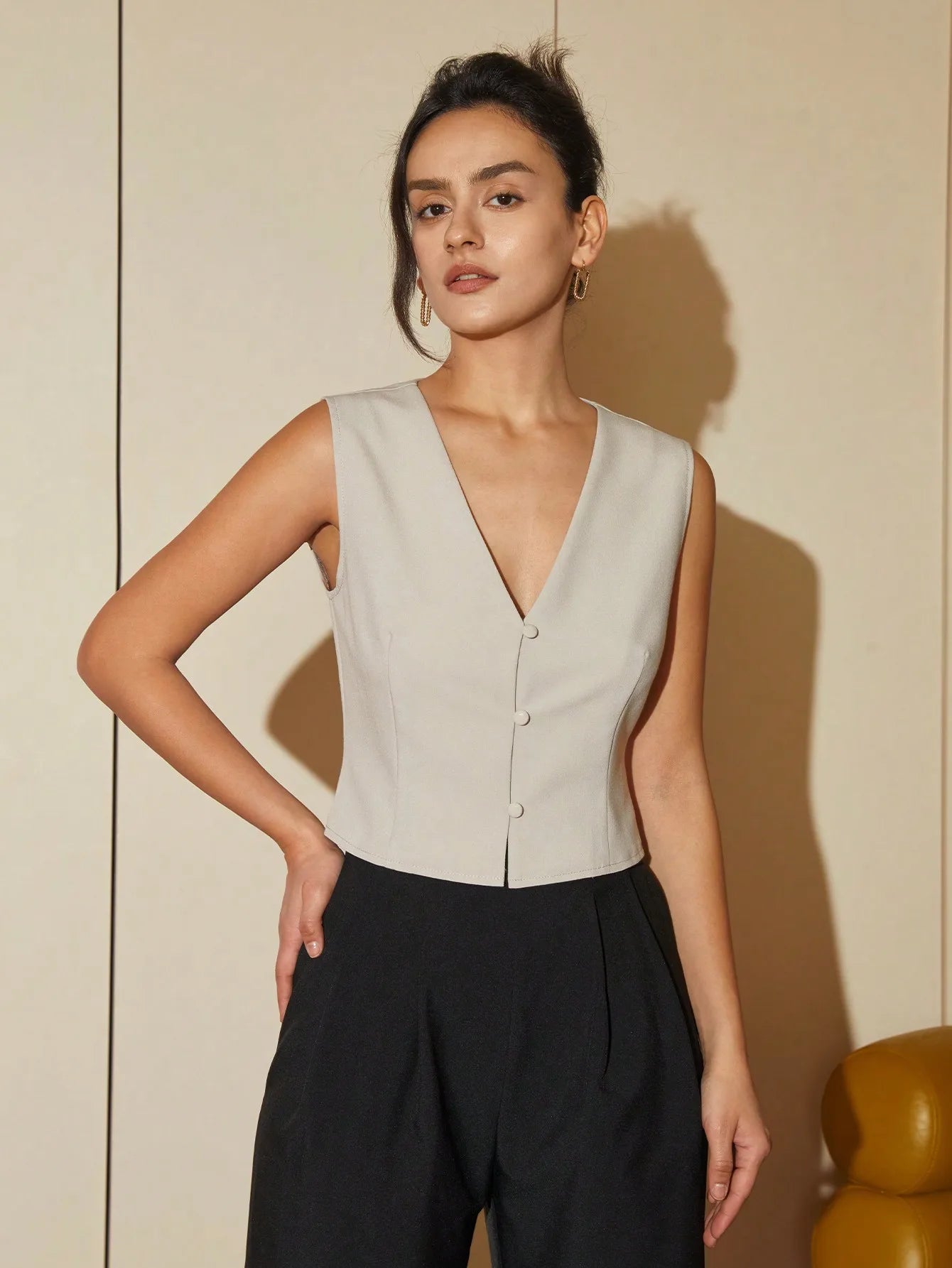 colete feminino de linho, colete feminino elegante, colete feminino sofisticado, colete feminino casual chic, colete feminino para escritório, colete feminino moderno, colete feminino com abotoamento frontal, colete feminino para dias quentes, colete feminino versátil