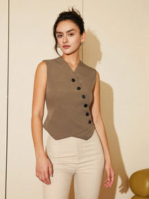 colete feminino de linho, colete feminino elegante, colete feminino sofisticado, colete feminino casual chic, colete feminino para escritório, colete feminino moderno, colete feminino com abotoamento frontal, colete feminino para dias quentes, colete feminino versátil