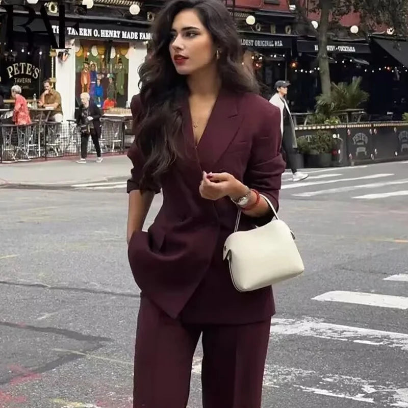 blazer feminino,  
blazer feminino vinho,  
blazer social feminino,  
blazer feminino alfaiataria,  
blazer feminino elegante,  
blazer feminino para trabalho,  
blazer feminino minimalista,  
blazer feminino com botão,  
blazer feminino de poliéster,  
blazer feminino versátil.