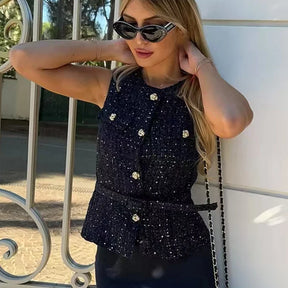 colete feminino de linho, colete feminino elegante, colete feminino sofisticado, colete feminino casual chic, colete feminino para escritório, colete feminino moderno, colete feminino com abotoamento frontal, colete feminino para dias quentes, colete feminino versátil