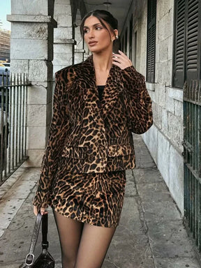 conjunto feminino veludo, conjunto blazer e saia, conjunto feminino elegante, conjunto com estampa animal print, conjunto feminino sofisticado, conjunto de veludo versazzi, blazer feminino de veludo, saia feminina de veludo, conjunto feminino fashion, look feminino ousado e moderno