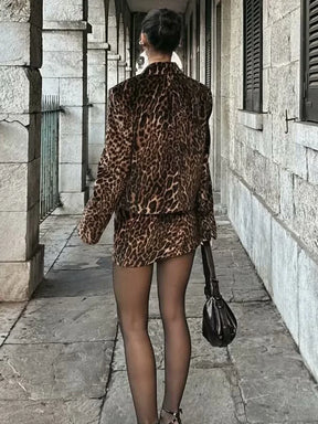 conjunto feminino veludo, conjunto blazer e saia, conjunto feminino elegante, conjunto com estampa animal print, conjunto feminino sofisticado, conjunto de veludo versazzi, blazer feminino de veludo, saia feminina de veludo, conjunto feminino fashion, look feminino ousado e moderno