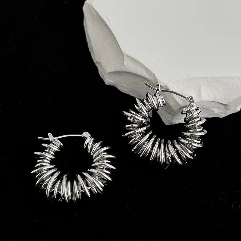 brincos com espiral da primavera, brincos femininos dourados, brincos geométricos femininos, brincos de argola com pendente, brincos femininos sofisticados, brincos de cobre dourado, brincos femininos modernos, brincos de festa dourados, brincos femininos tendência, brincos fashion feminino