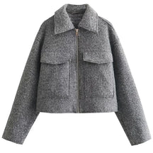  jaqueta bomber tweed, jaqueta feminina tweed, jaqueta feminina casual chic, jaqueta bomber feminina elegante, jaqueta feminina curta, jaqueta feminina com zíper, jaqueta feminina outono inverno, jaqueta feminina moderna, jaqueta feminina sofisticada, jaqueta feminina com bolsos