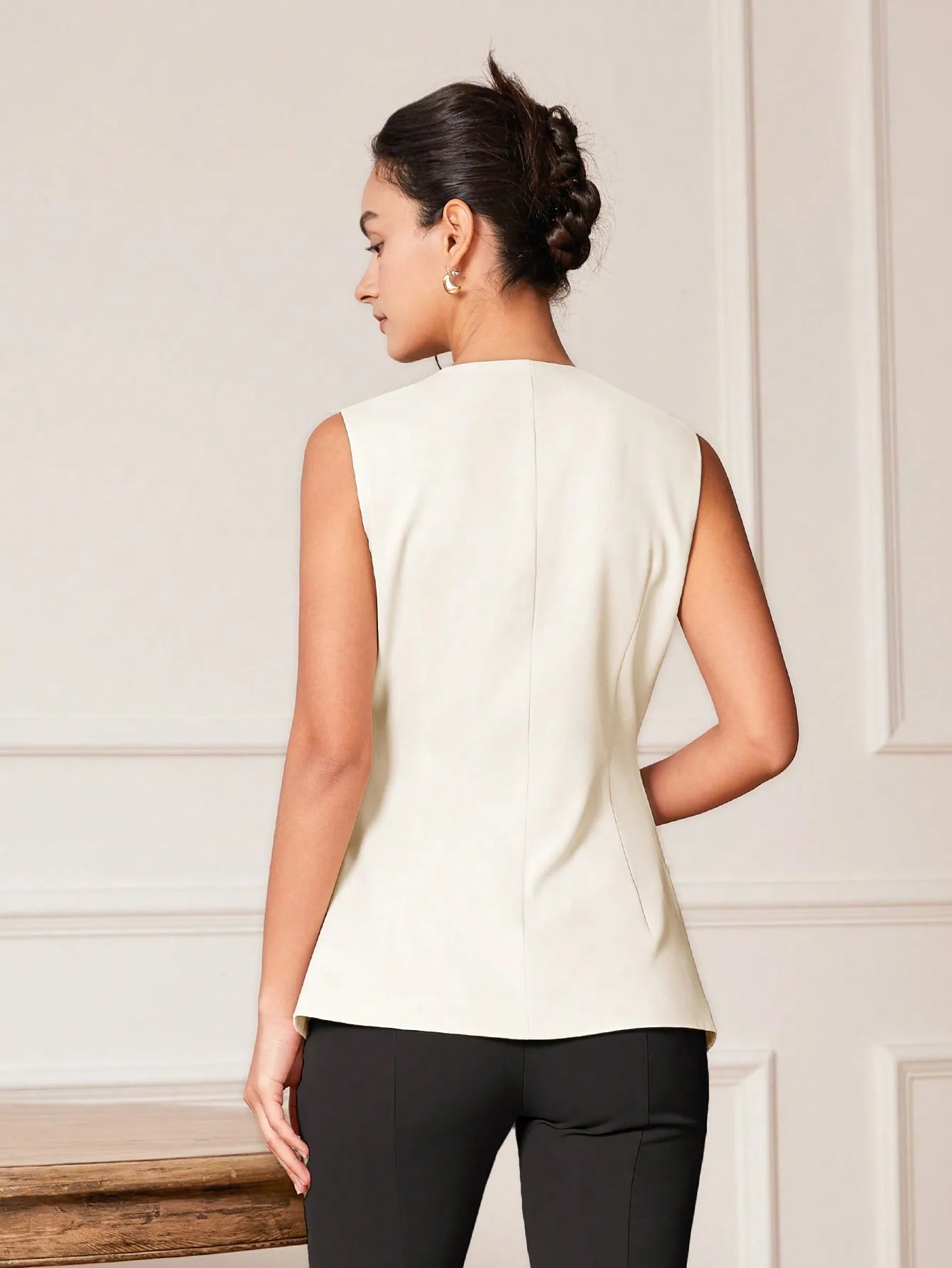 colete feminino de linho, colete feminino elegante, colete feminino sofisticado, colete feminino casual chic, colete feminino para escritório, colete feminino moderno, colete feminino com abotoamento frontal, colete feminino para dias quentes, colete feminino versátil