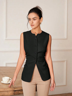 colete feminino de linho, colete feminino elegante, colete feminino sofisticado, colete feminino casual chic, colete feminino para escritório, colete feminino moderno, colete feminino com abotoamento frontal, colete feminino para dias quentes, colete feminino versátil