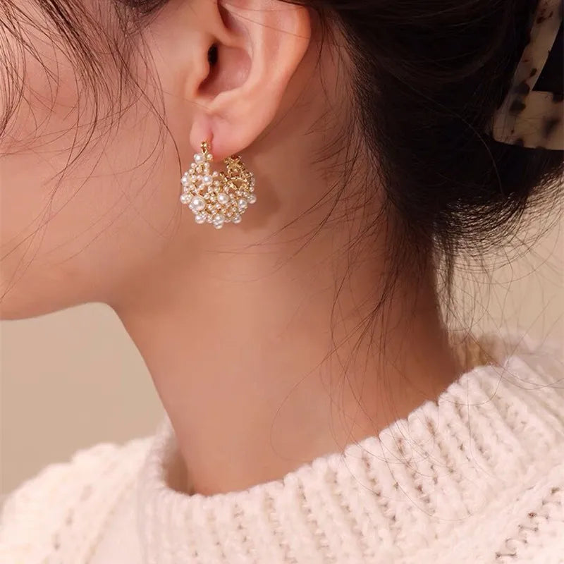 brincos irregulares de pérola, brincos femininos sofisticados, brincos de pérola sintética, brincos de argola com pérola, brincos femininos modernos, brincos fashion femininos, brincos elegantes para festa, brincos femininos exclusivos, brincos tendência feminina, brincos de cobre com pérola