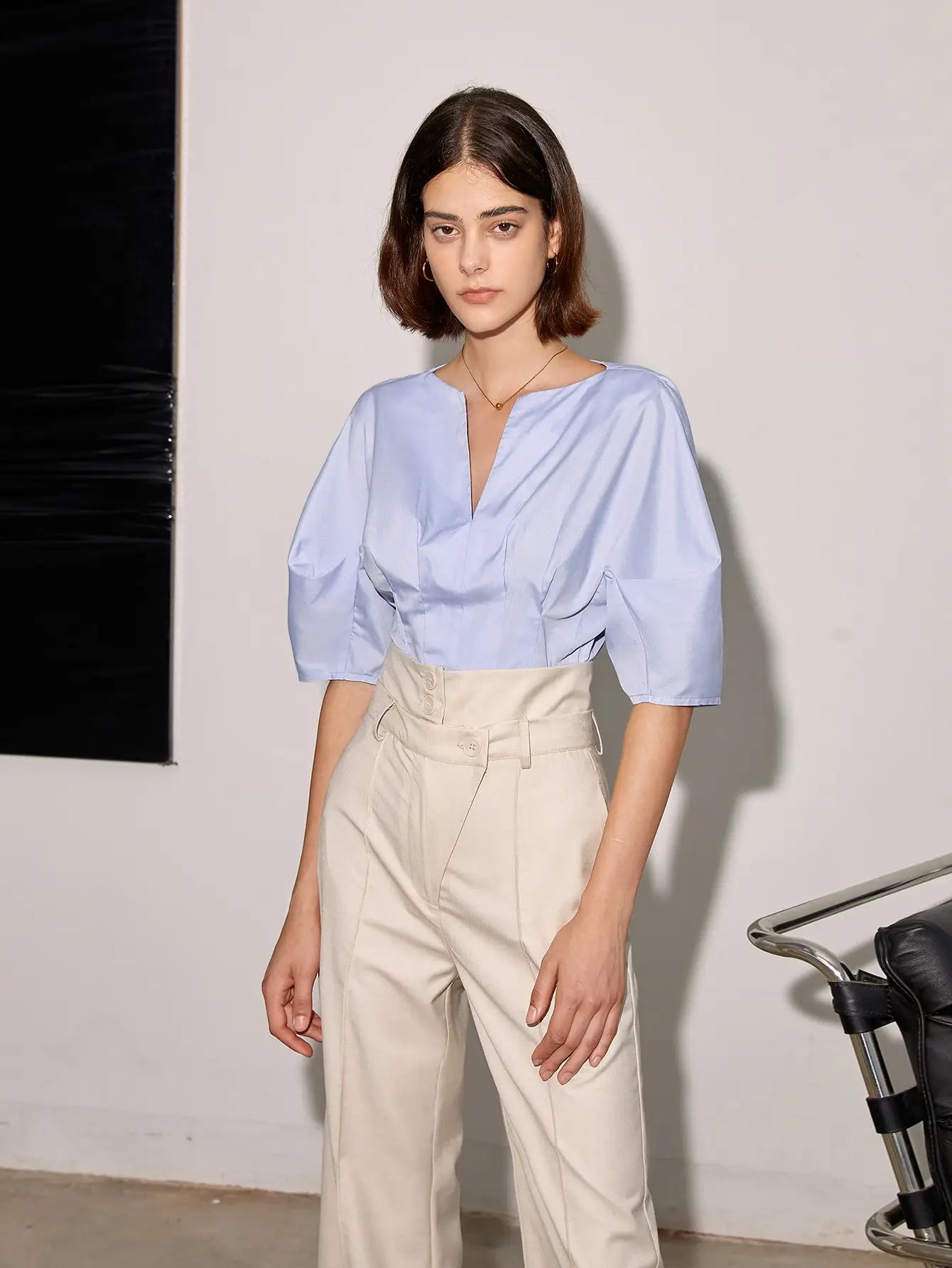 calça de perna larga feminina, calça feminina cintura alta, calça feminina moderna, calça feminina sofisticada, calça feminina para outono inverno, calça feminina streetwear, calça feminina elegante, calça de poliéster feminina, calça feminina casual chic, calça feminina com caimento perfeito