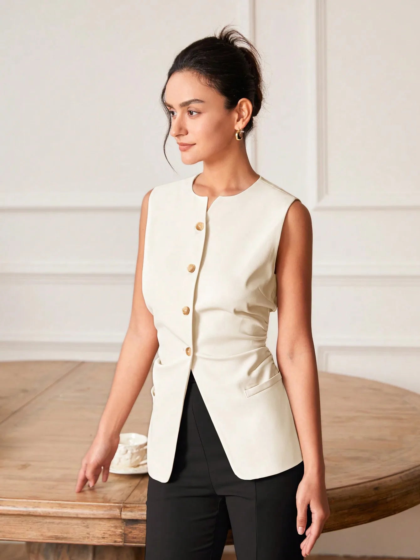 colete feminino de linho, colete feminino elegante, colete feminino sofisticado, colete feminino casual chic, colete feminino para escritório, colete feminino moderno, colete feminino com abotoamento frontal, colete feminino para dias quentes, colete feminino versátil