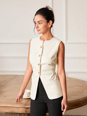 colete feminino de linho, colete feminino elegante, colete feminino sofisticado, colete feminino casual chic, colete feminino para escritório, colete feminino moderno, colete feminino com abotoamento frontal, colete feminino para dias quentes, colete feminino versátil