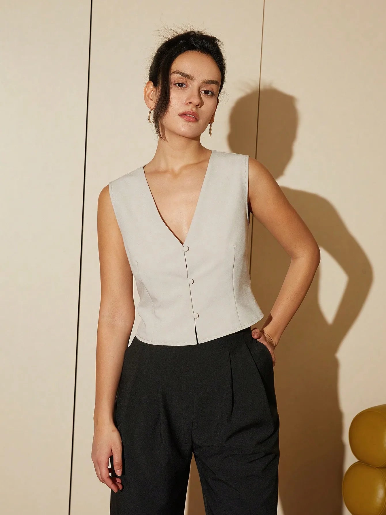 colete feminino de linho, colete feminino elegante, colete feminino sofisticado, colete feminino casual chic, colete feminino para escritório, colete feminino moderno, colete feminino com abotoamento frontal, colete feminino para dias quentes, colete feminino versátil