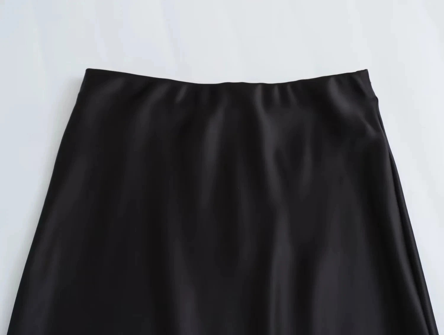 saia longa de cetim, saia vintage feminina, saia longa elegante, saia feminina acetinada, saia longa sofisticada, saia feminina para festas, saia longa casual chic, saia feminina com corte em A, saia de cetim midi, saia feminina refinada